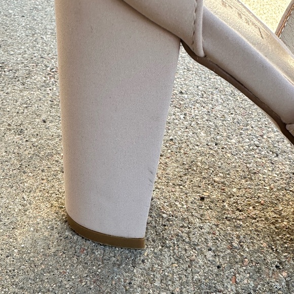 Women’s Heels - Picture 11 of 15